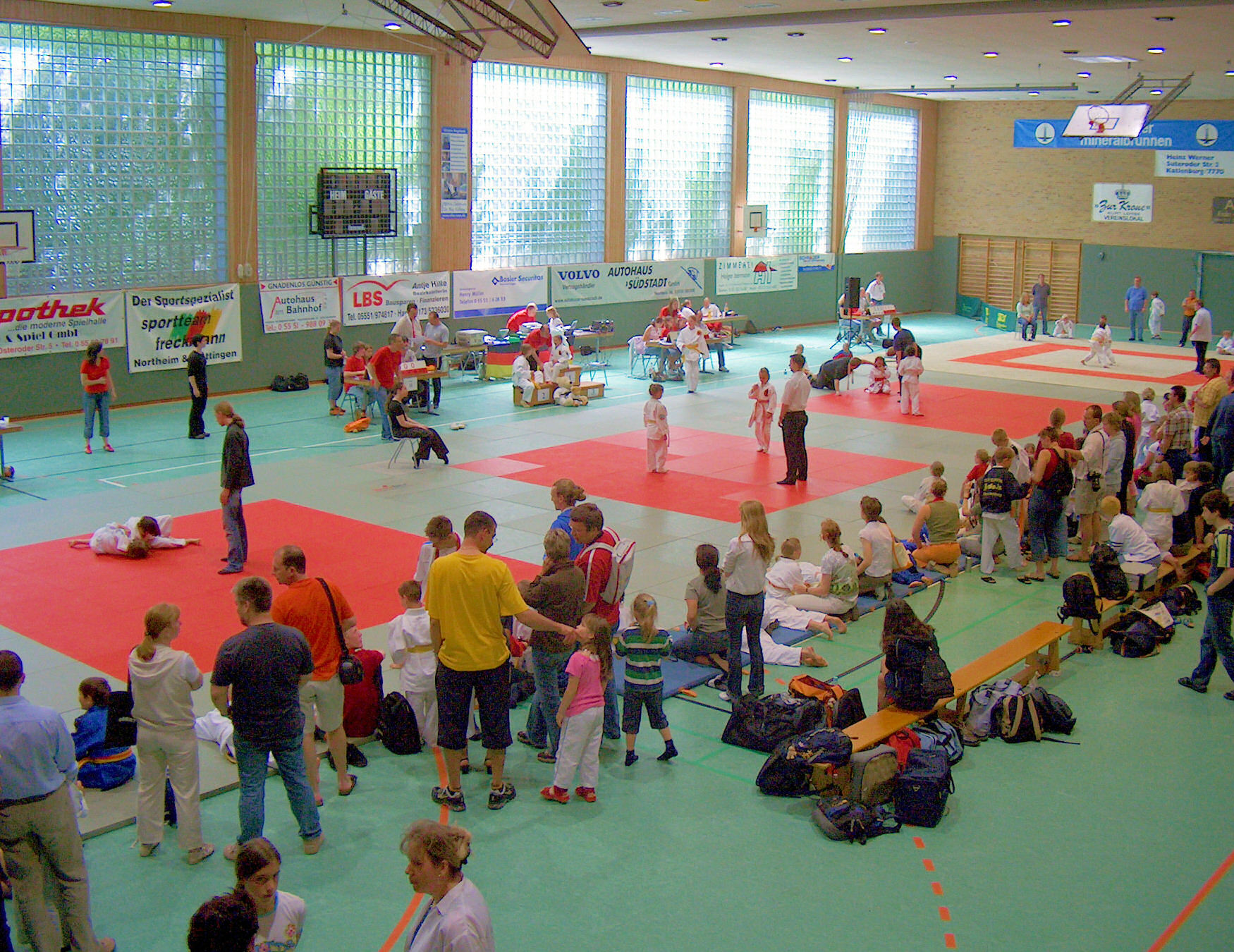 Bild: Blick von der Tribüne auf die Wettkampffläche in der Burgberghalle