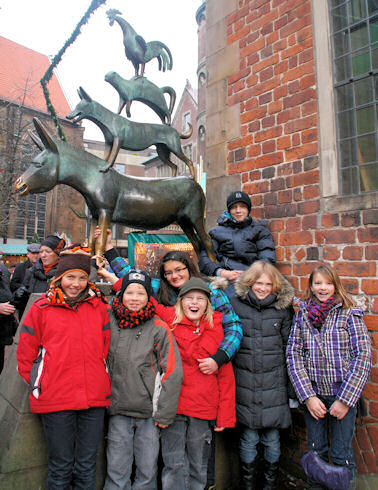 Judoka vor den Bremer Stadtmusikanten