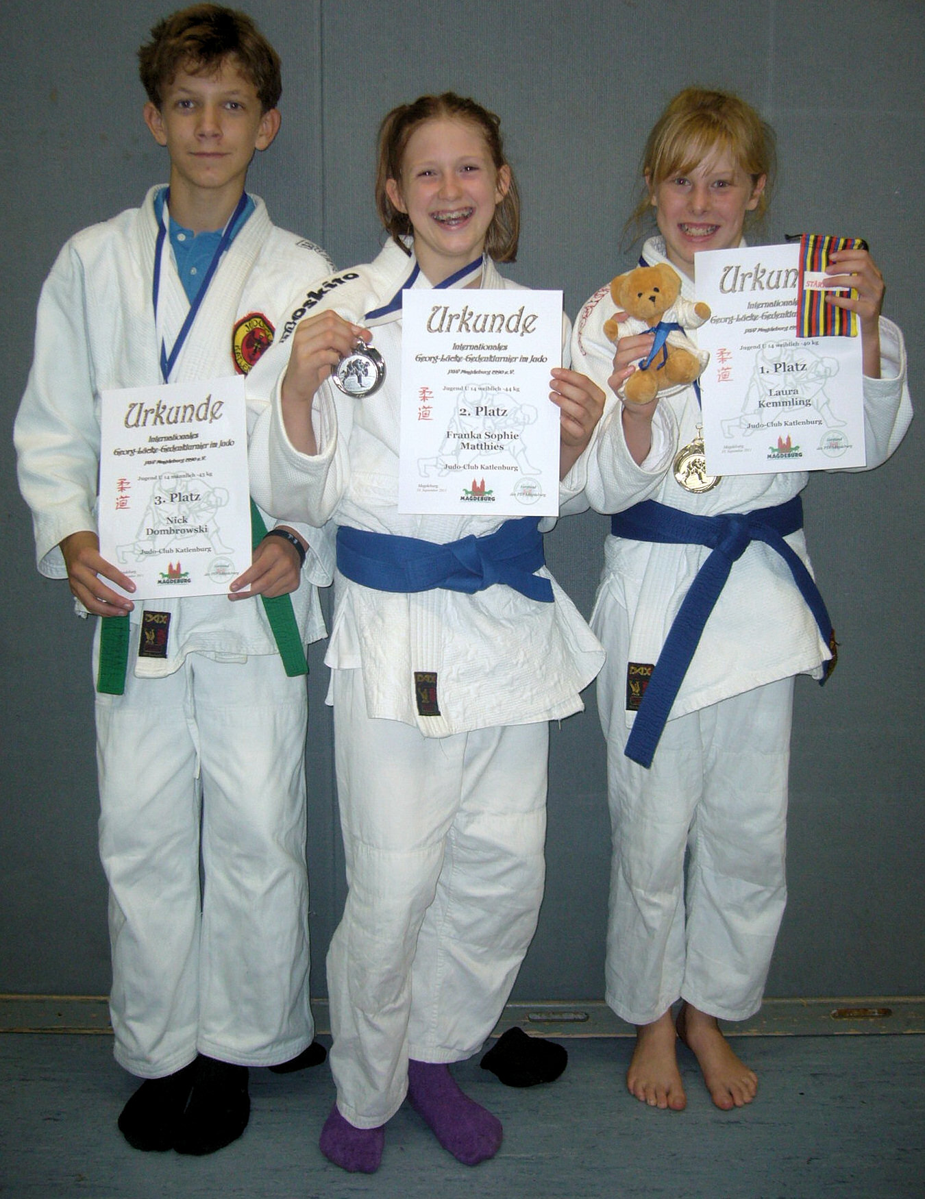 Judoka vor den Bremer Stadtmusikanten